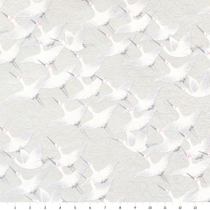 carré de 14cm par 14cm de papier japonais yuzen chiyogami aux motifs d'envolée de grues gris clair nacré adeline klam (M387)