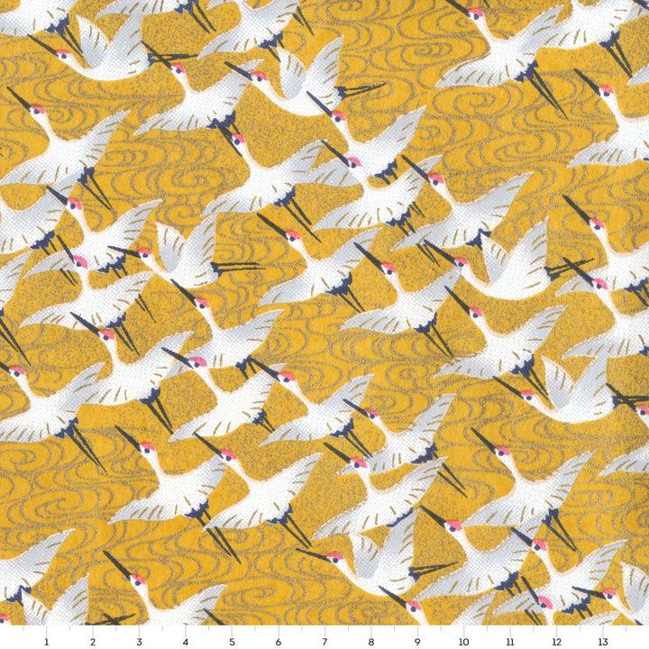 carré de 14cm par 14cm de papier japonais yuzen chiyogami aux motifs d'envolée de grues blanches sur fond jaune moutarde adeline klam (M930)