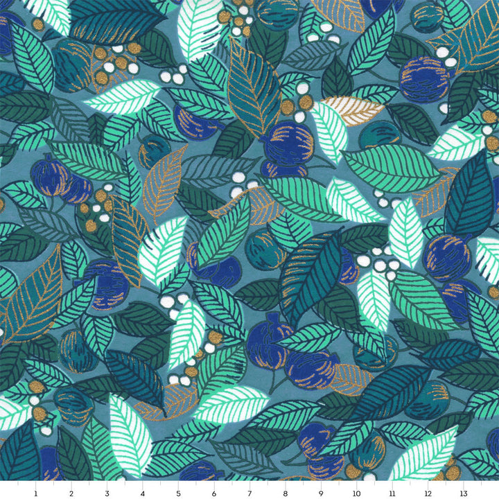 carré de 14cm par 14cm de papier japonais yuzen chiyogami aux motifs de feuilles, de baies et de fruits dans les tons bleu canard et moyen, vert d'eau et vert foncé adeline klam (M935)