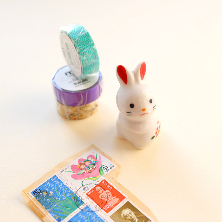 figurine de lapin blanc assis en céramique avec masking-tape et timbres colorés