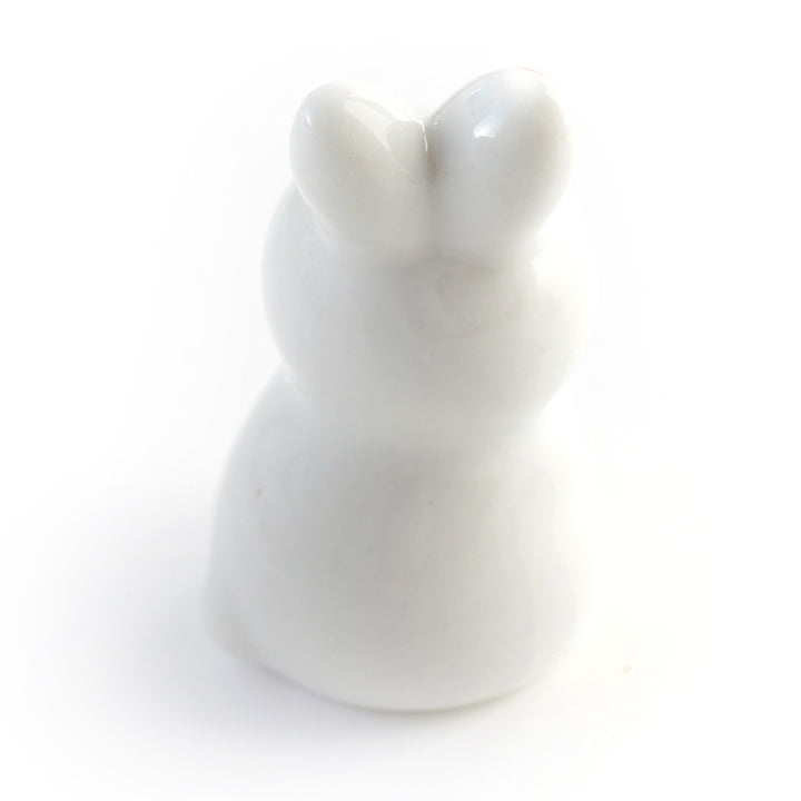figurine de lapin blanc assis en céramique de dos