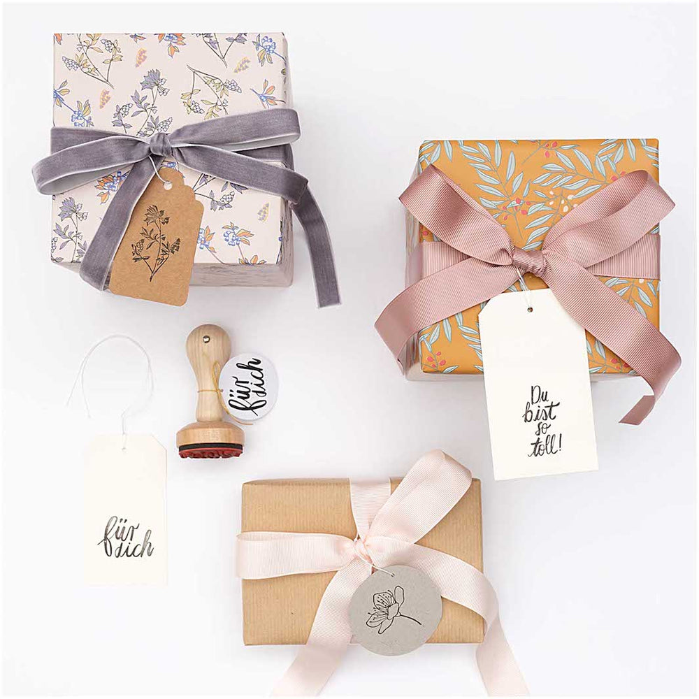photo d'ambiance du tampon au motif de fleur de cerisier réaliste rico design