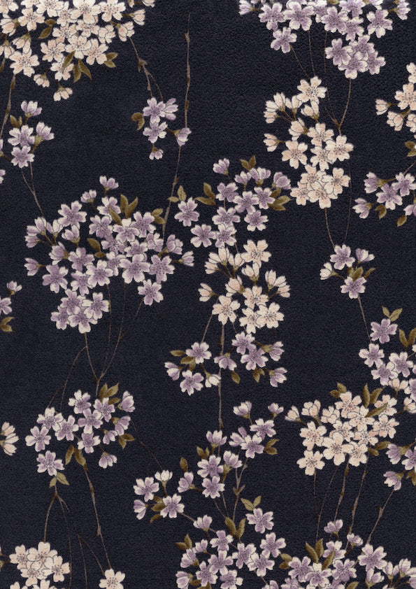 photo packshot du tissu japonais aux motifs de fines branches de fleurs de cerisier dans les tons bleu marine, violets et orange T359