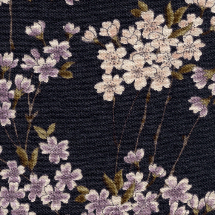photo packshot du tissu japonais aux motifs de fines branches de fleurs de cerisier dans les tons bleu marine, violets et orange T359