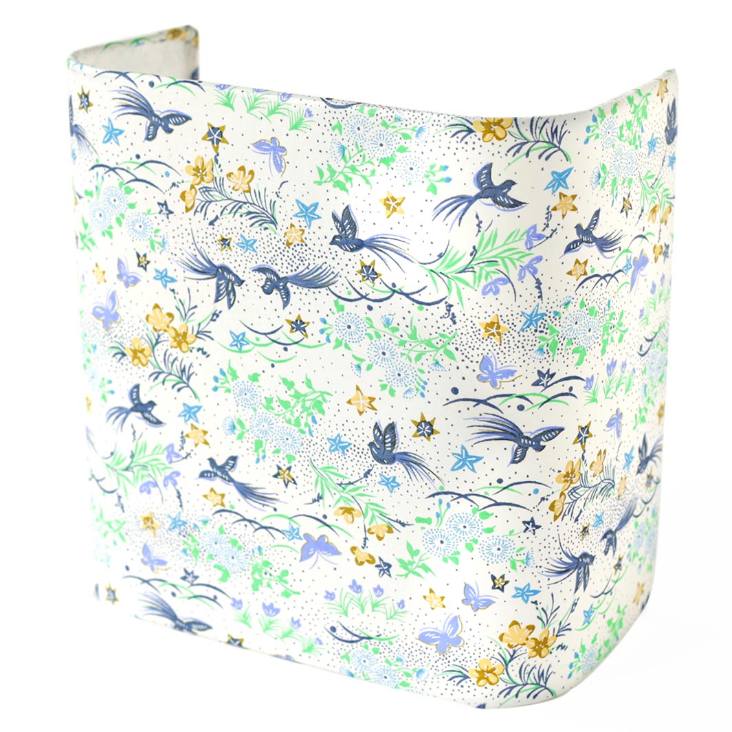 applique murale japonaise (petit modèle) aux motifs de fleurs, oiseaux et papillons dans les tons blanc cassé, bleu marine, vert, mauve et jaune (M1003) adeline klam