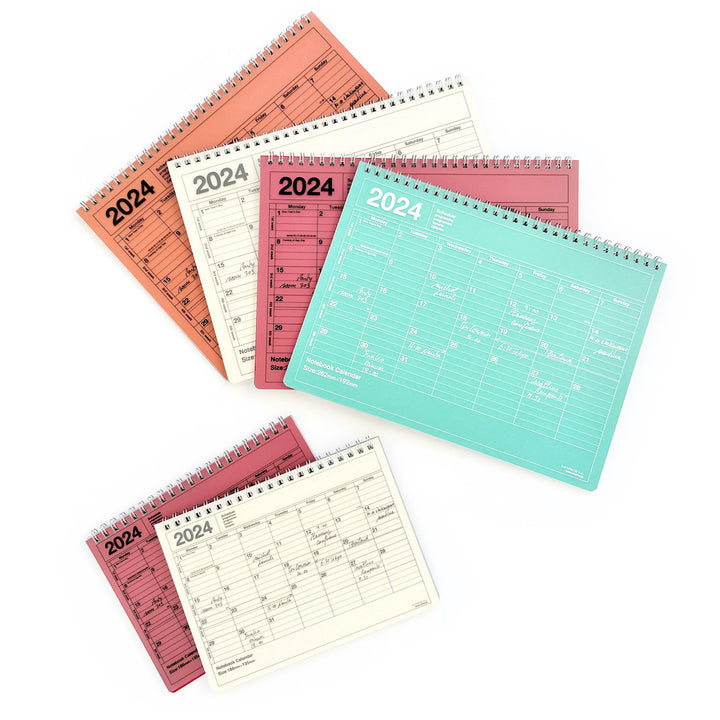assortiment de plannings annuels 2024 en tailles S et M et en couleurs crème, corail, pourpre et vert d'eau tokyo edge mark's