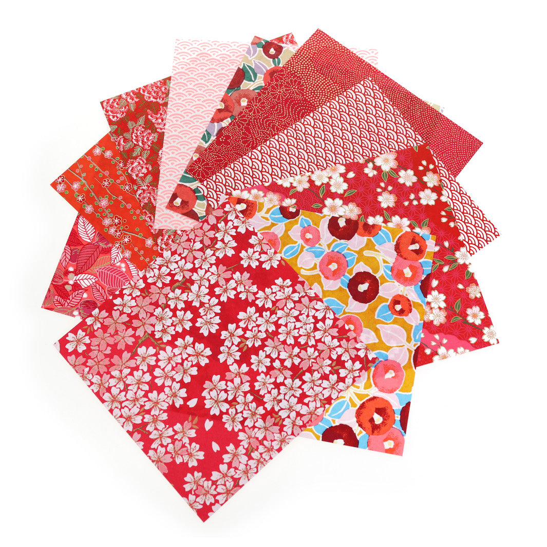 assortiments de papiers japonais du set « grenadine » de 20 papiers origami en 15cm par 15cm dans les tons rouges, rouge orangé, corail et roses adeline klam