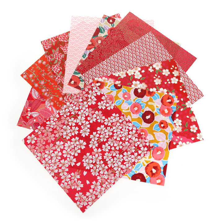 assortiments de papiers japonais du set « grenadine » de 20 papiers origami en 15cm par 15cm dans les tons rouges, rouge orangé, corail et roses adeline klam