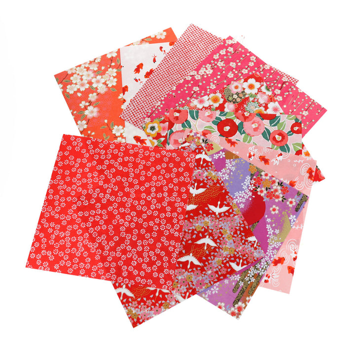 assortiments de papiers japonais du set « grenadine » de 20 papiers origami en 15cm par 15cm dans les tons rouges, rouge orangé, corail et roses adeline klam