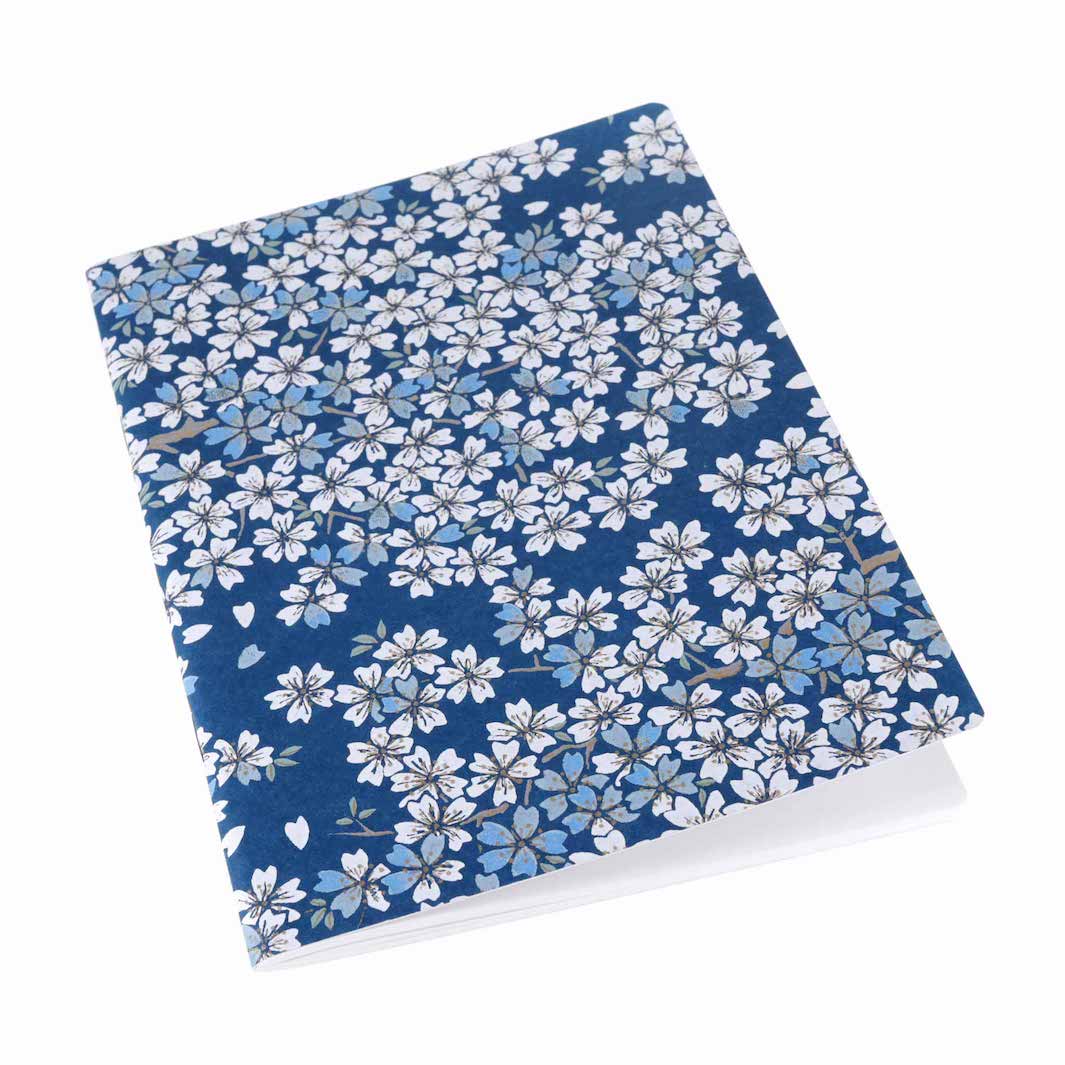 carnet de note tapissé de papier japonais au motif de camélias blanches, bleues et grises sur fond bleu marine M619 adeline klam