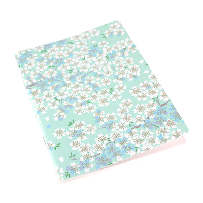 carnet de note tapissé de papier japonais au motif de fleurs de cerisier vert d'eau, bleus et mauve M626 adeline klam