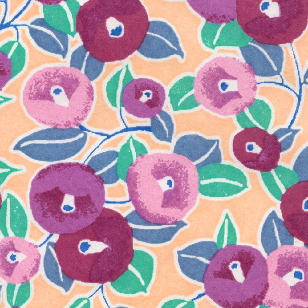 carré de 10cm par 10cm de papier japonais yuzen chiyogami aux motifs de camélias dans les tons saumon, violet et vert menthe adeline klam (M1010)