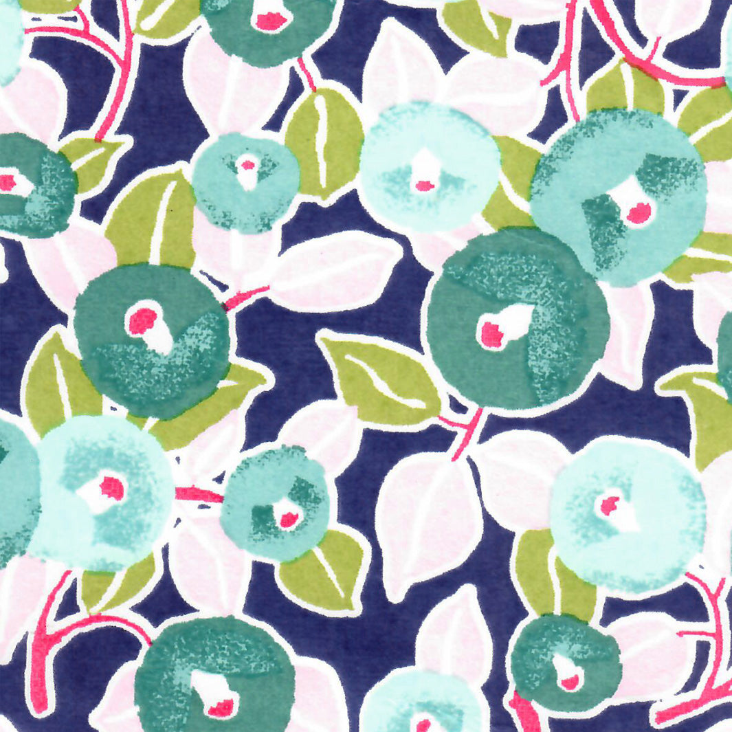 carré de 10cm par 10cm de papier japonais yuzen chiyogami aux motifs de camélias dans les tons bleus, verts, roses et violet adeline klam (M801)