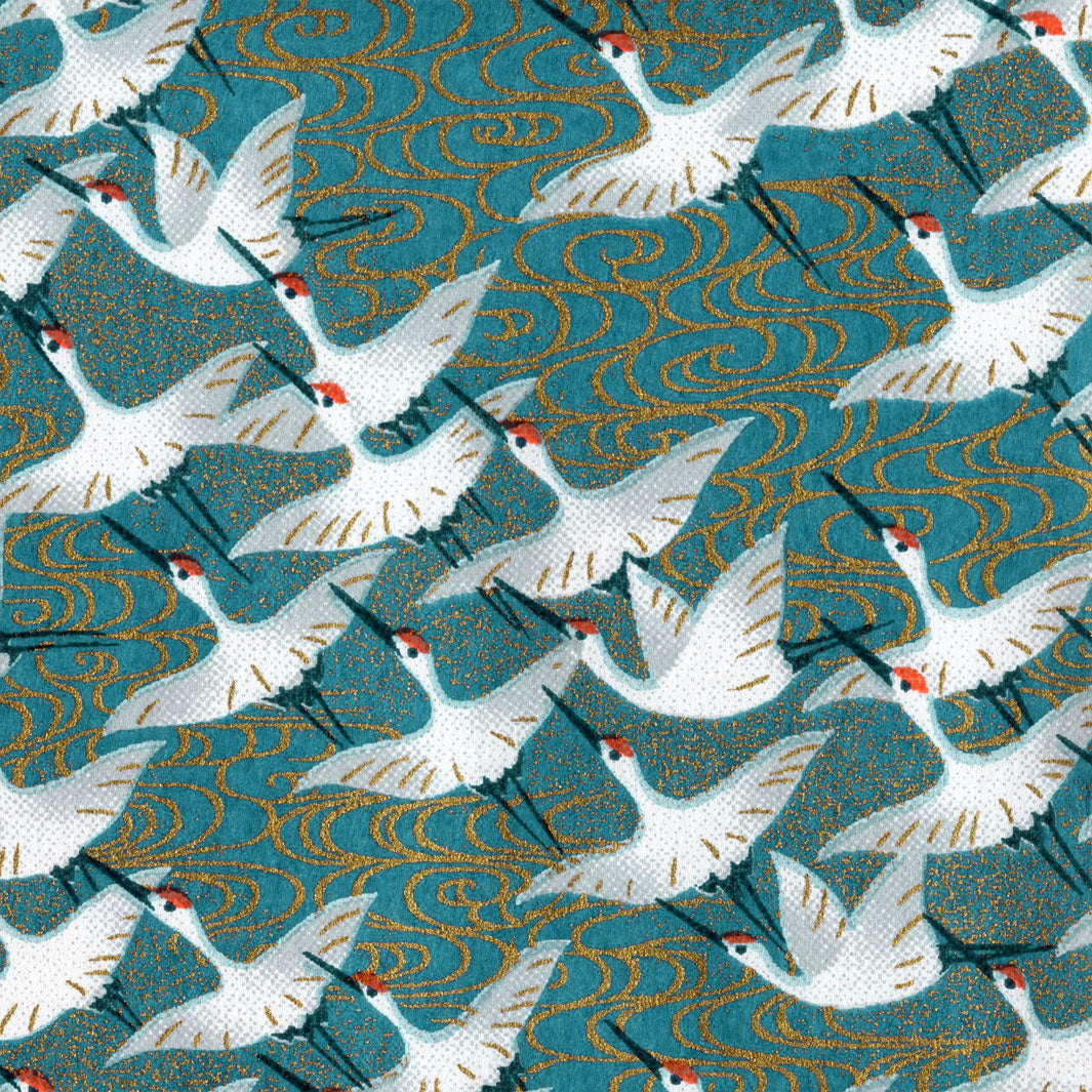 carré de 10cm par 10cm de papier japonais yuzen chiyogami aux motifs d'envolée de grues blanches sur fond bleu canard adeline klam (M932)