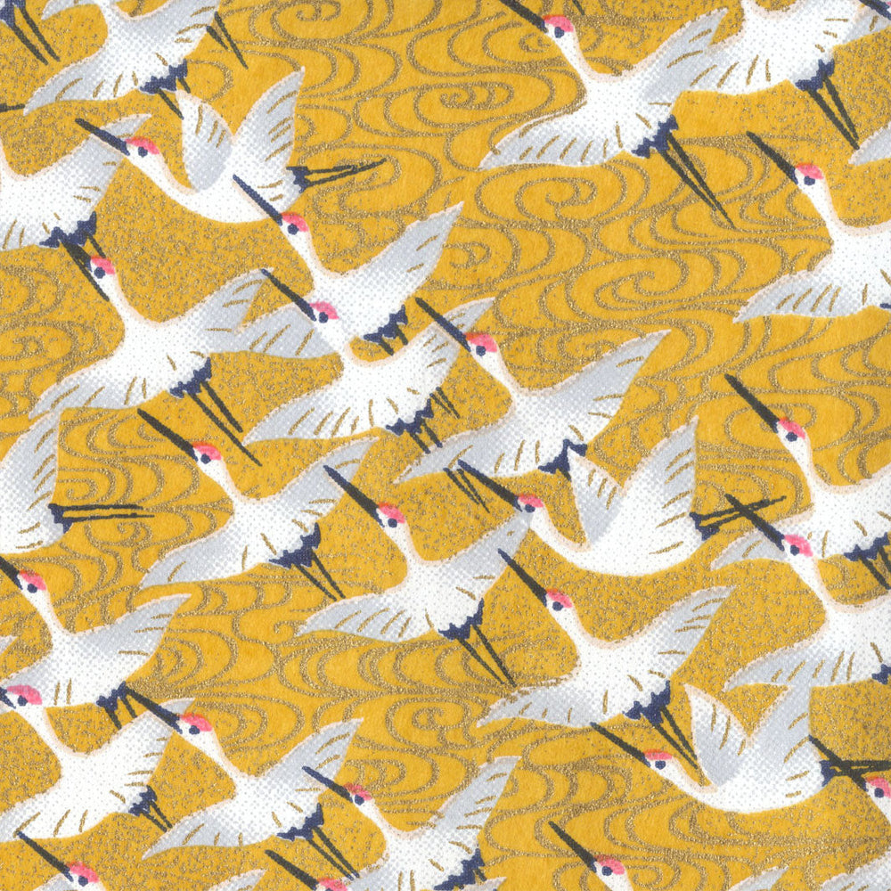 carré de 10cm par 10cm de papier japonais yuzen chiyogami aux motifs d'envolée de grues blanches sur fond jaune moutarde adeline klam (M930)