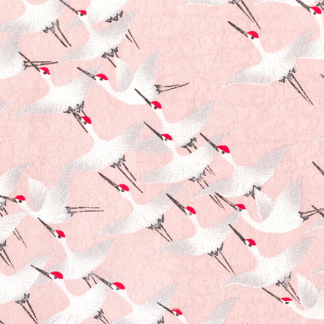 carré de 10cm par 10cm de papier japonais yuzen chiyogami aux motifs d'envolées de grues blanches sur fond rose pâle adeline klam (M662)