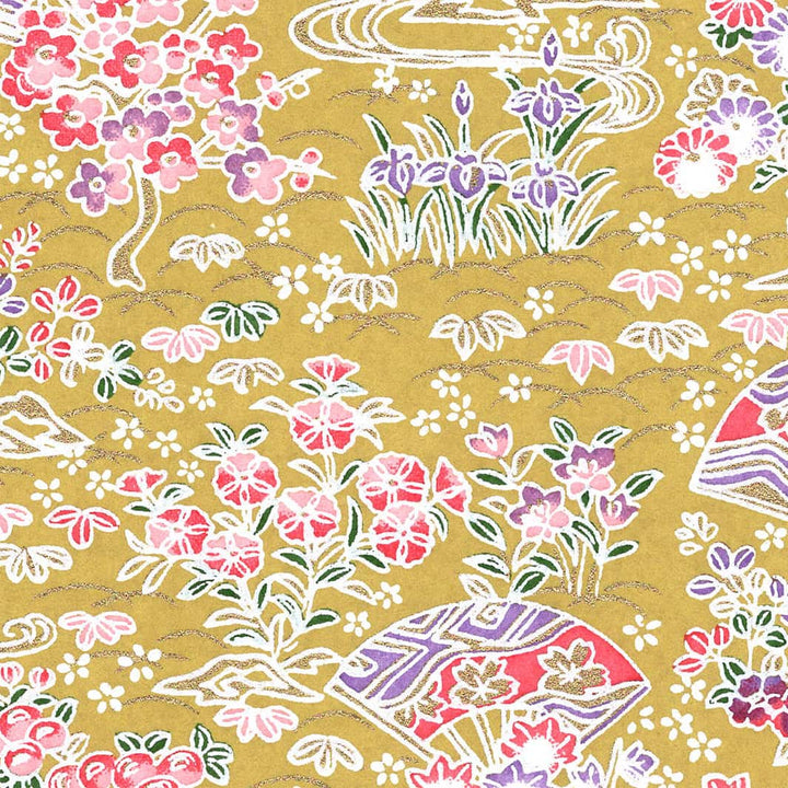 carré de 10cm par 10cm de papier japonais yuzen chiyogami aux motifs de d'éventails fleuris dans les jaune moutarde, roses, violets, vert foncé et dorés adeline klam (M1048)