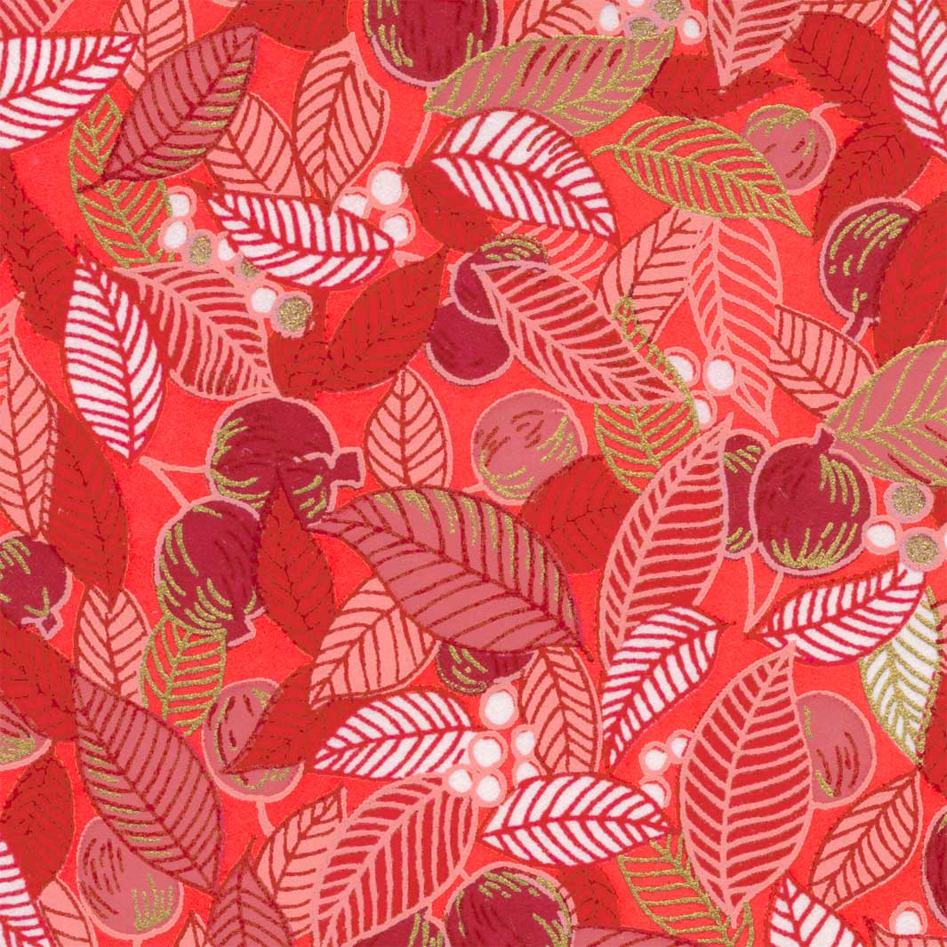 carré de 10cm par 10cm de papier japonais yuzen chiyogami aux motifs de feuilles, de baies et de fruits dans un camaïeu de rouge adeline klam (M970)