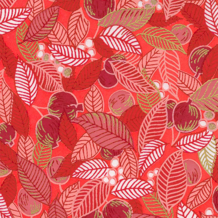 carré de 10cm par 10cm de papier japonais yuzen chiyogami aux motifs de feuilles, de baies et de fruits dans un camaïeu de rouge adeline klam (M970)