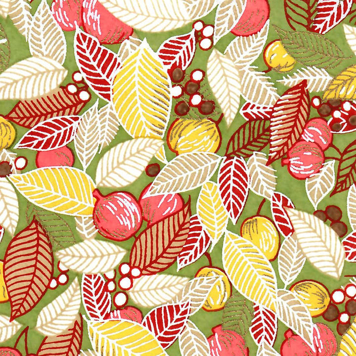 carré de 10cm par 10cm de papier japonais yuzen chiyogami aux motifs de feuilles, de baies et de fruits dans les tons corail, jaunes et verts adeline klam (M830)