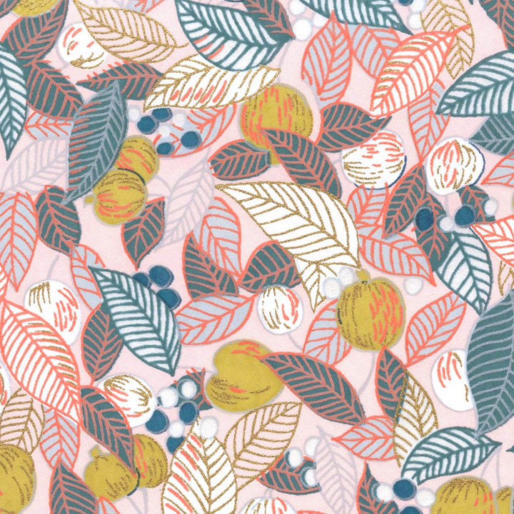 carré de 10cm par 10cm de papier japonais yuzen chiyogami aux motifs de feuilles, de baies et de fruits dans les tons rose pâle, bleu gris et jaune coing adeline klam (M896)