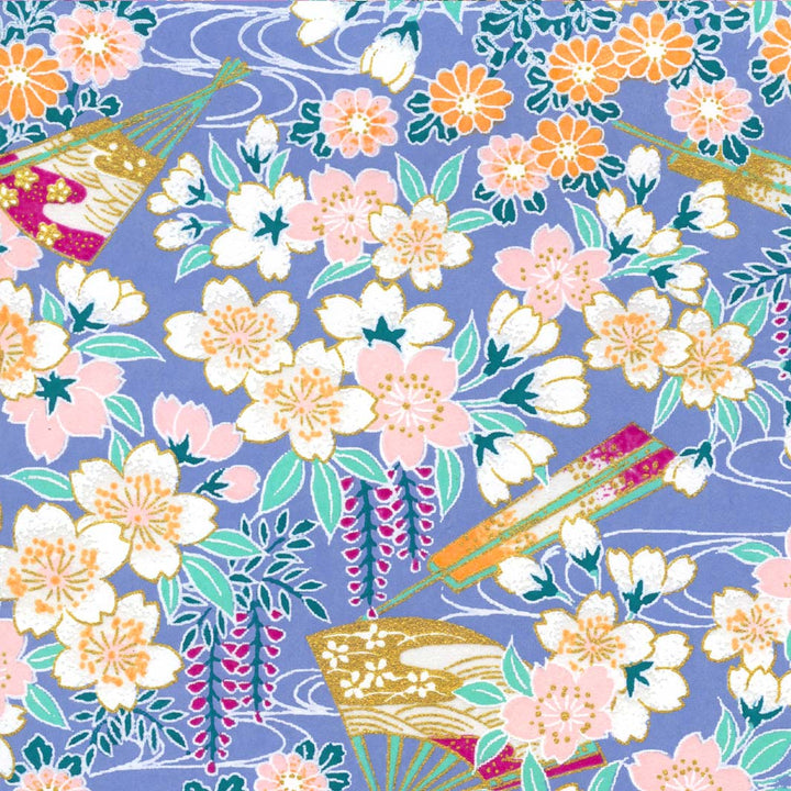 carré de 10cm par 10cm de papier japonais yuzen chiyogami aux motifs de fleurs de cerisier, de chrysanthèmes, de glycines et d'éventails dans les tons bleu pervenche et canard, orange, rose pâle, vert d'eau et blanc adeline klam (M1016)