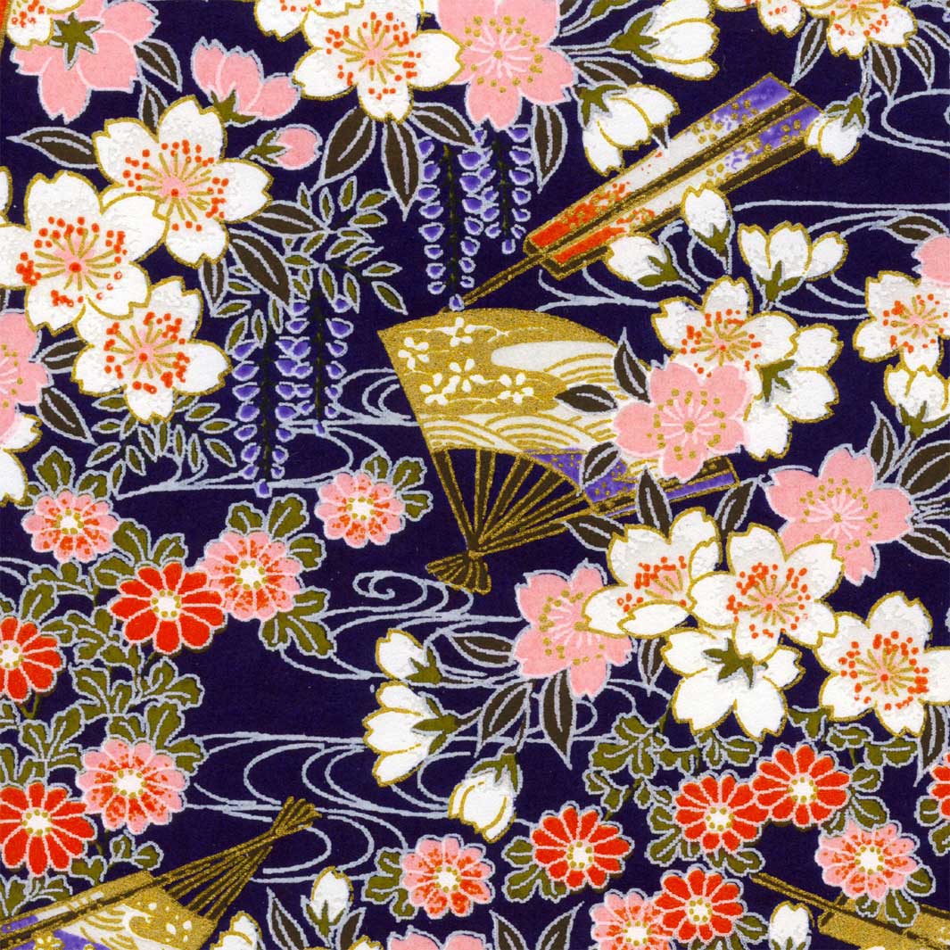 carré de 10cm par 10cm de papier japonais yuzen chiyogami aux motifs de fleurs de cerisier, de chrysanthèmes, de glycines et d'éventails dans les tons violet foncé, roses, blancs et rouges adeline klam (M908)