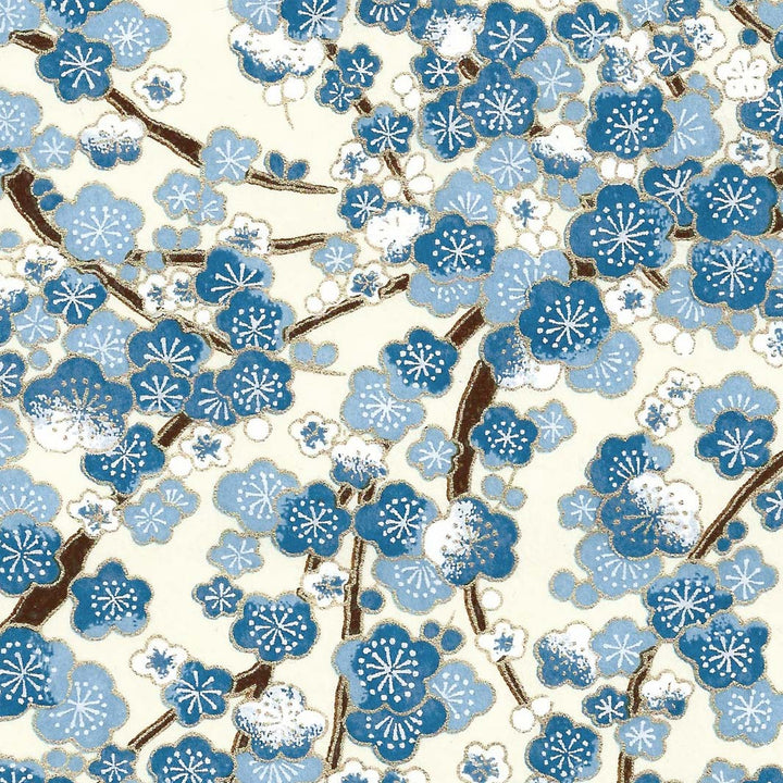 carré de 10cm par 10cm de papier japonais yuzen chiyogami aux motifs de fleurs de prunier crème, bleu clair et bleu foncé adeline klam (M425)