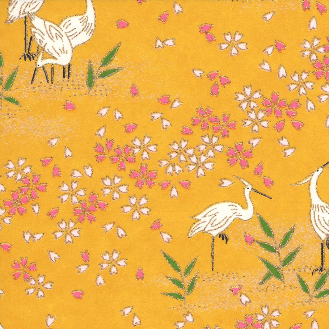carré de 10cm par 10cm de papier japonais yuzen chiyogami aux motifs de hérons et fleurs dans les tons jaune moutarde adeline klam (M659)