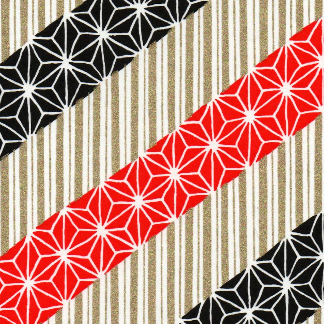 carré de 10cm par 10cm de papier japonais yuzen chiyogami aux motifs de lignes épaisses et de grandes étoiles dans les tons noirs, rouges et or clair adeline klam (M1027)