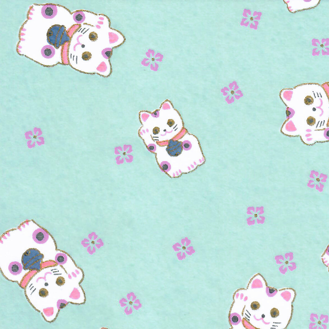 carré de 10cm par 10cm de papier japonais yuzen chiyogami aux motifs de maneki-neko blancs aux détails mauve et corail sur fond vert d'eau adeline klam (M837)