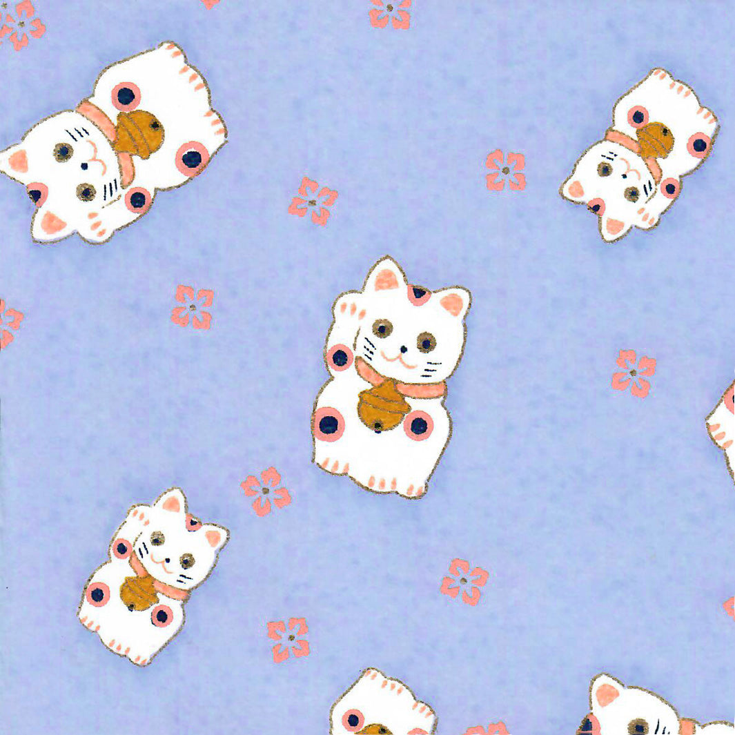 carré de 10cm par 10cm de papier japonais yuzen chiyogami aux motifs de maneki-neko blancs aux détails roses, corail et jaune moutarde sur fond violet lilas (M839) adeline klam 