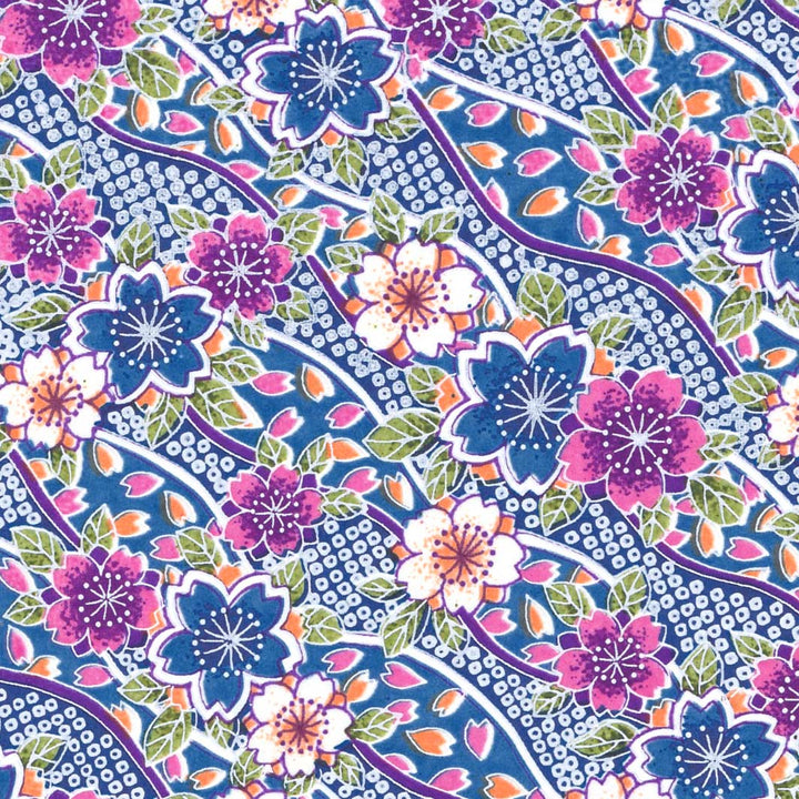 carré de 10cm par 10cm de papier japonais yuzen chiyogami aux motifs d'ondulations fleuries dans les tons bleus, violets, corail, verts et blancs adeline klam (M508)