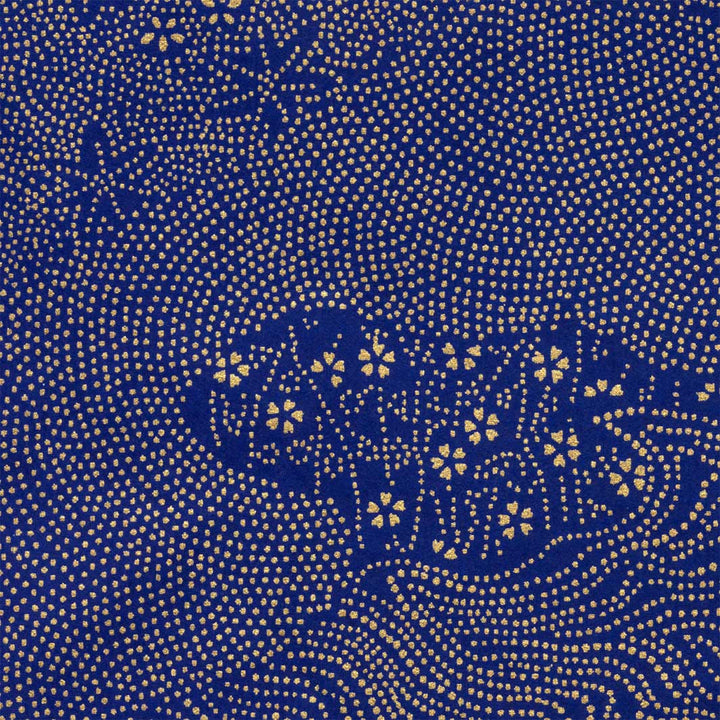 carré de 10cm par 10cm de papier japonais yuzen chiyogami aux motifs de paysage en pointillés dans les tons bleu nuit et dorés adeline klam (M989)