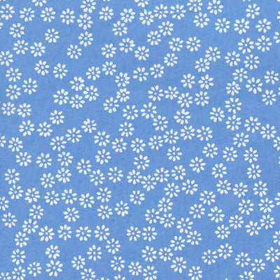 carré de 10cm par 10cm de papier japonais yuzen chiyogami aux motifs de semi de fleurs blanches sur fond bleu pervenche clair adeline klam (M547)
