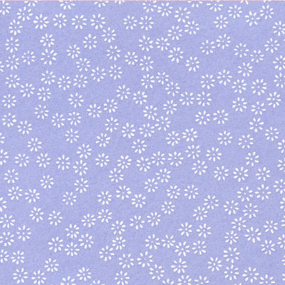 carré de 10cm par 10cm de papier japonais yuzen chiyogami aux motifs de semi de fleurs blanches sur fond lavande clair adeline klam (M538)