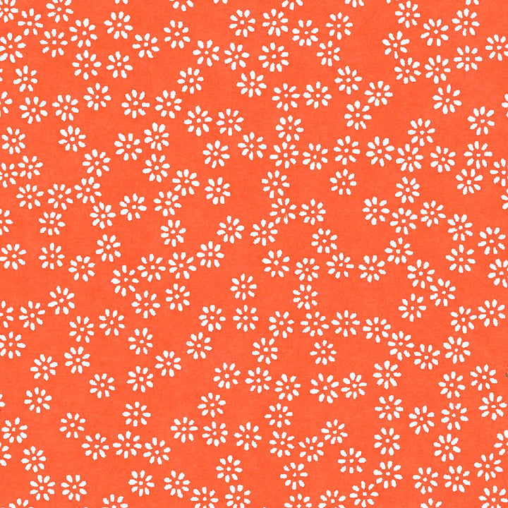 carré de 10cm par 10cm de papier japonais yuzen chiyogami aux motifs de semi de fleurs blanches sur fond orange rouge adeline klam (M1069)