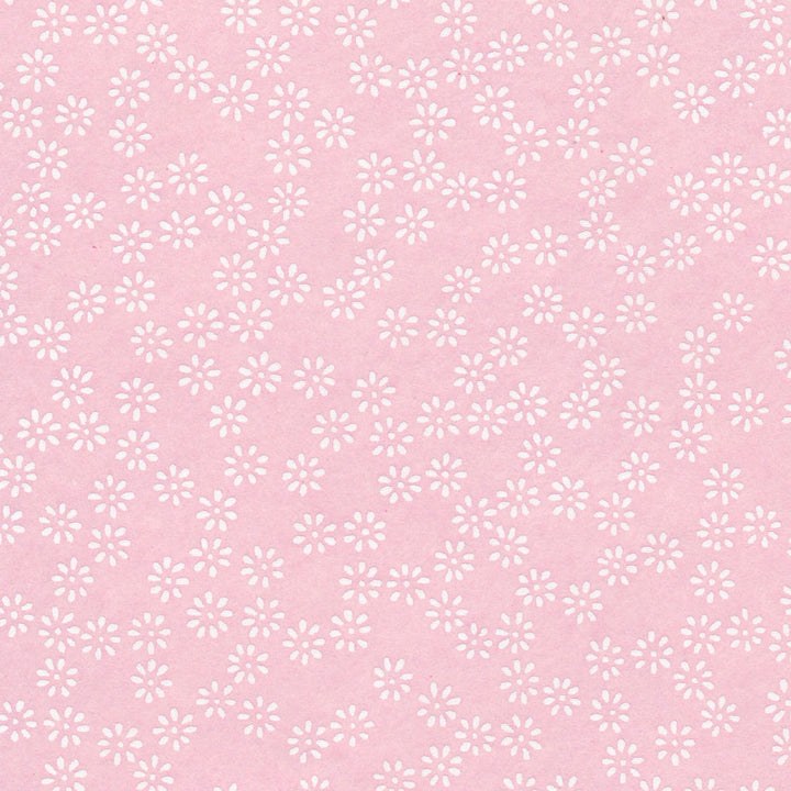 carré de 10cm par 10cm de papier japonais yuzen chiyogami aux motifs de semi de fleurs blanches sur fond rose clair adeline klam (M481)