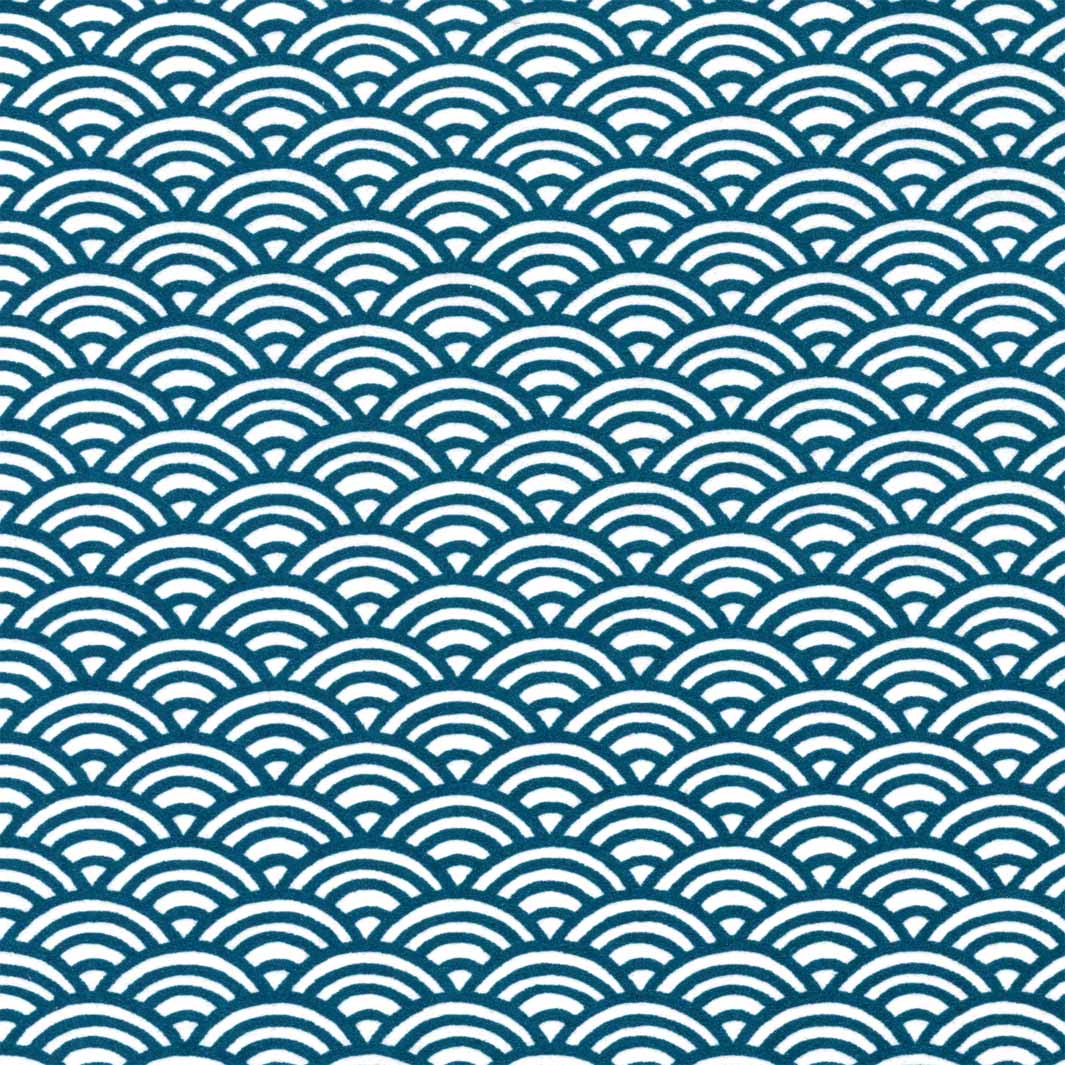 carré de 10cm par 10cm de papier japonais yuzen chiyogami aux motifs de vague bleu foncé sur fond blanc adeline klam (M1018)