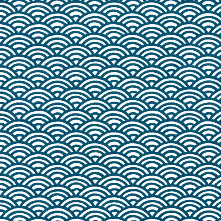 carré de 10cm par 10cm de papier japonais yuzen chiyogami aux motifs de vague bleu foncé sur fond blanc adeline klam (M1018)