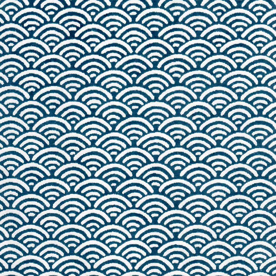 carré de 10cm par 10cm de papier japonais yuzen chiyogami aux motifs de vagues inversées dans les tons bleu marine et blancs adeline klam (M891)