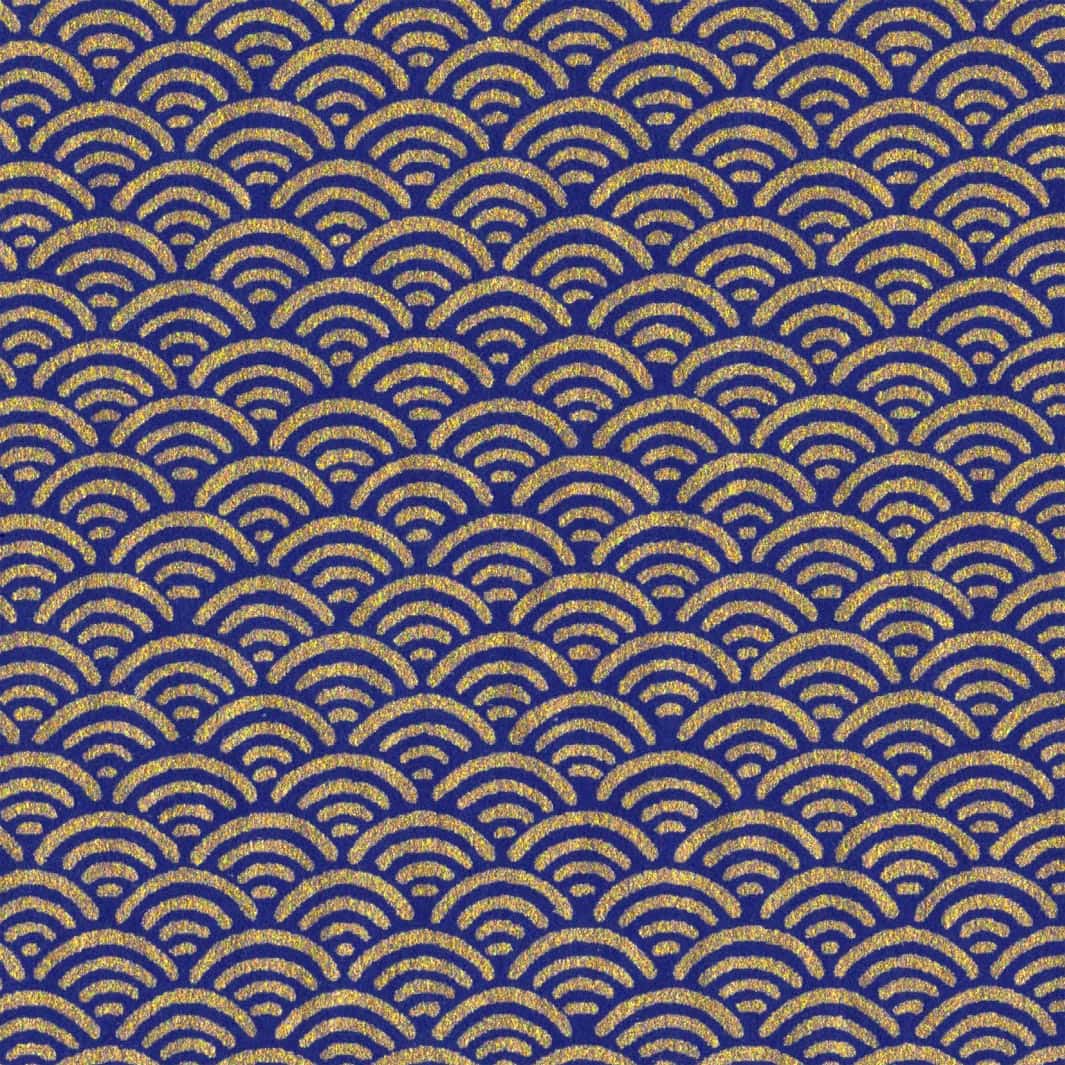 carré de 10cm par 10cm de papier japonais yuzen chiyogami aux motifs de vagues inversées dans les tons bleu nuit et dorés adeline klam (M755)