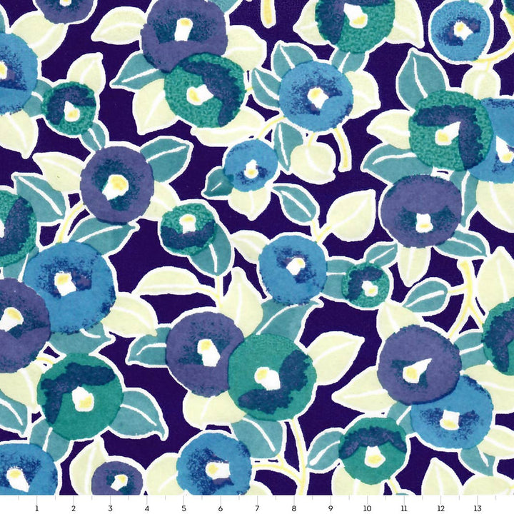 carré de 14cm par 14cm de papier japonais yuzen chiyogami aux motifs de camélias dans les tons mauve, bleus, verts et violets adeline klam (M800)