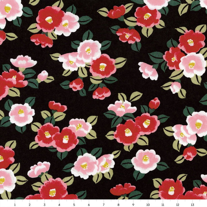 carré de 14cm par 14cm de papier japonais yuzen chiyogami au motif de camélias tsubaki rouges, roses et vertes sur fond noir adeline klam (M946)