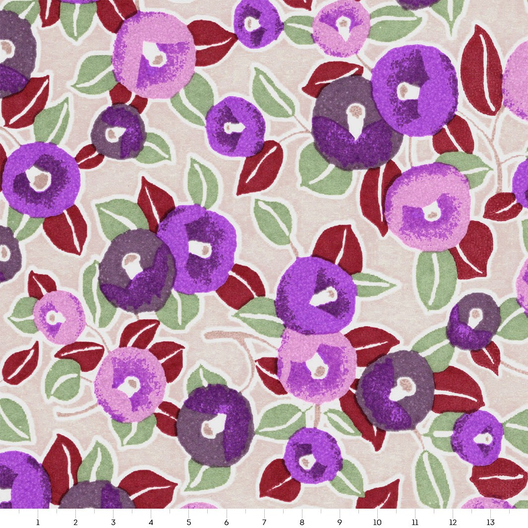 carré de 14cm par 14cm de papier japonais yuzen chiyogami aux motifs de camélias dans les tons violet clair et foncé, beige, rouge bordeaux et vert adeline klam (M1056)