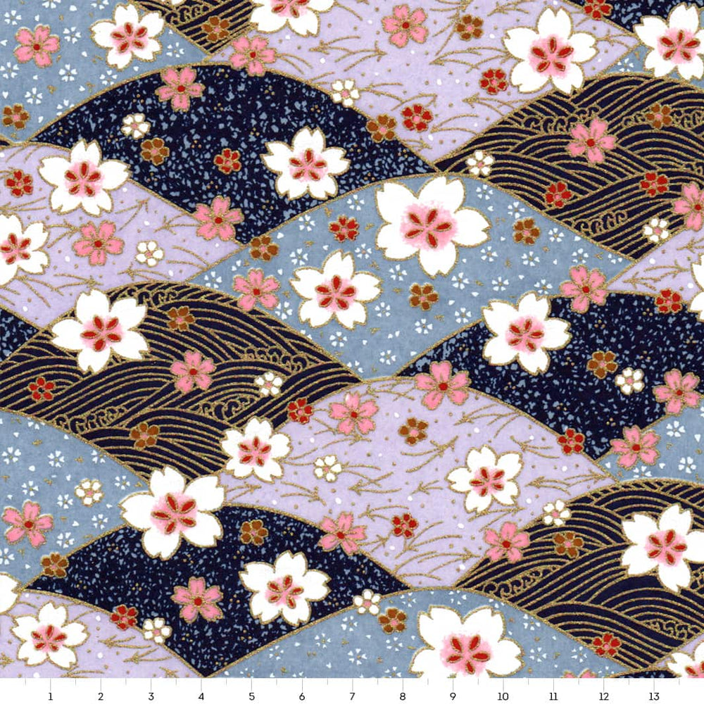 carré de 14cm par 14cm de papier japonais yuzen chiyogami aux motifs de dunes, de vagues et de fleurs de cerisier dans les tons lilas, bleu gris et marine, blancs, noirs et dorés adeline klam (M1030)
