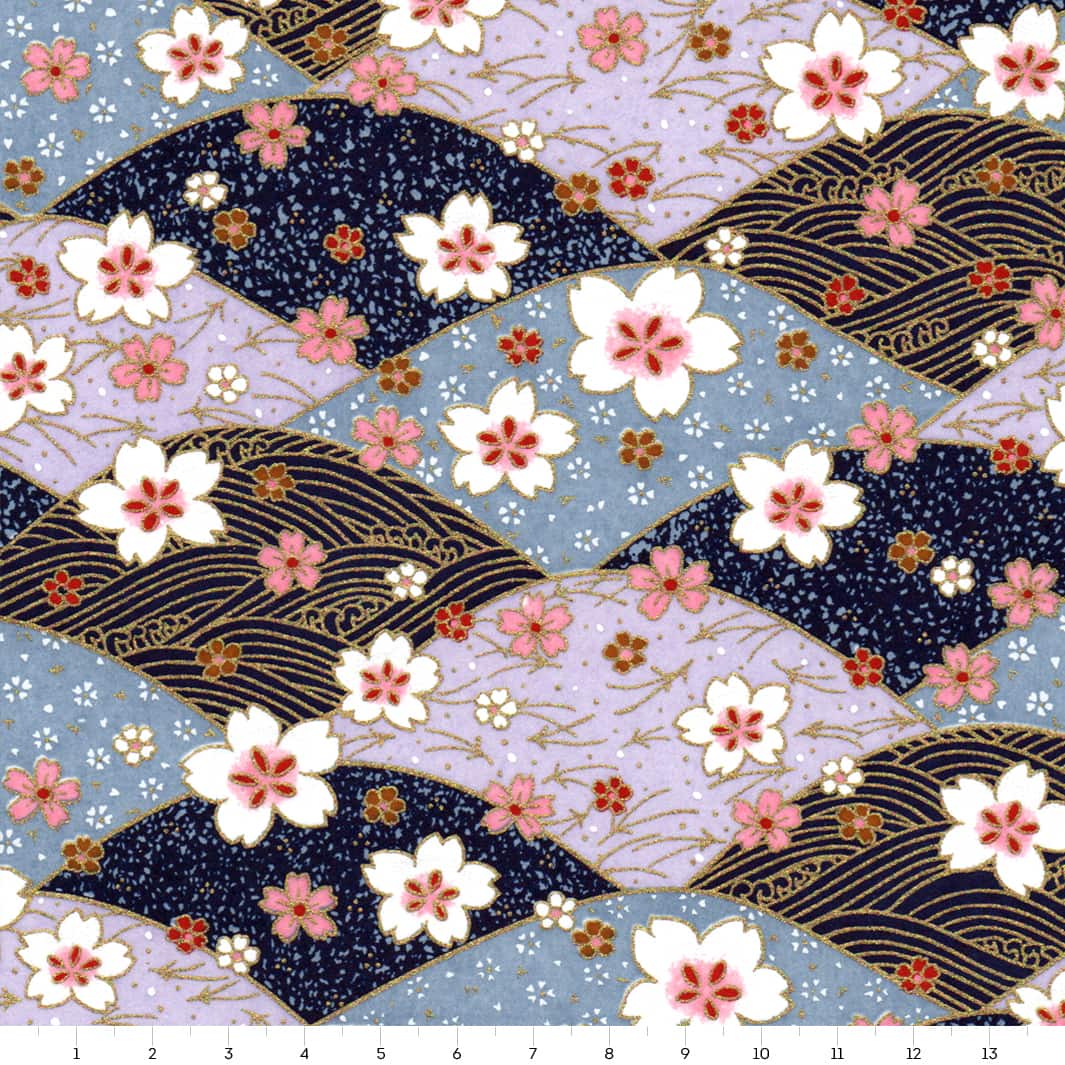 carré de 14cm par 14cm de papier japonais yuzen chiyogami aux motifs de dunes, de vagues et de fleurs de cerisier dans les tons lilas, bleu gris et marine, blancs, noirs et dorés adeline klam (M1030)