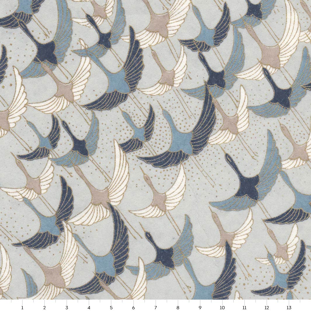 carré de 14cm par 14cm de papier japonais yuzen chiyogami aux motifs d'envolée de grues « graphiques » dans les tons gris perle, bleus et taupe adeline klam (M753)