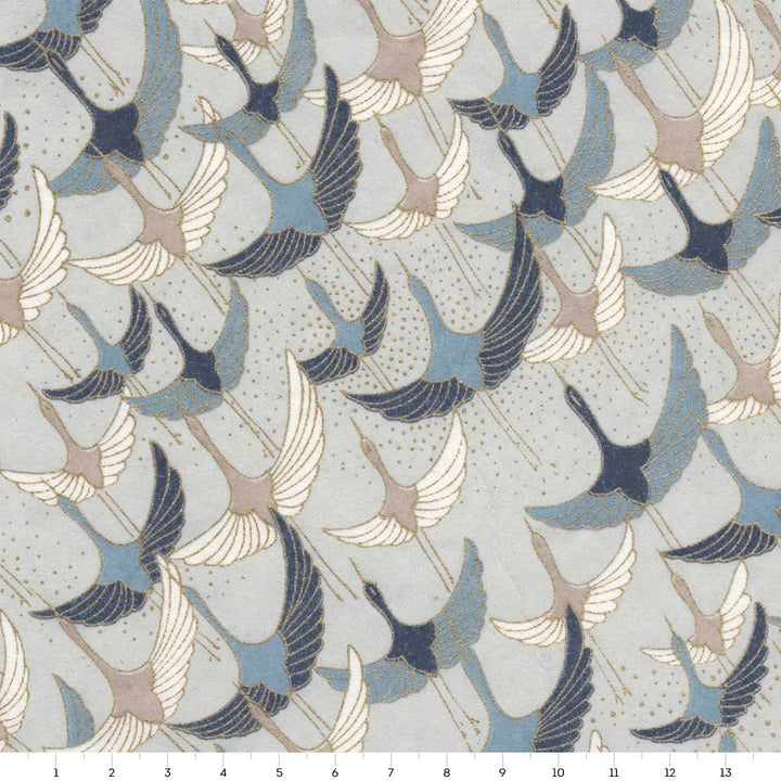 carré de 14cm par 14cm de papier japonais yuzen chiyogami aux motifs d'envolée de grues « graphiques » dans les tons gris perle, bleus et taupe adeline klam (M753)