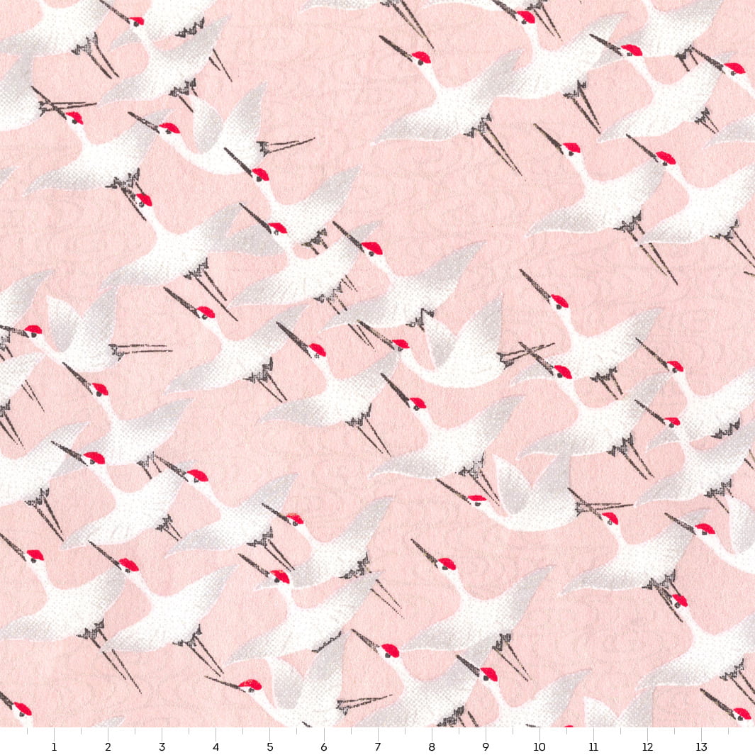 carré de 14cm par 14cm de papier japonais yuzen chiyogami aux motifs d'envolées de grues blanches sur fond rose pâle adeline klam (M662)